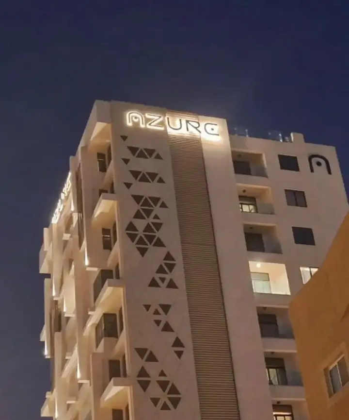 برج أزور، حروف مضيئة أعلى المبنى